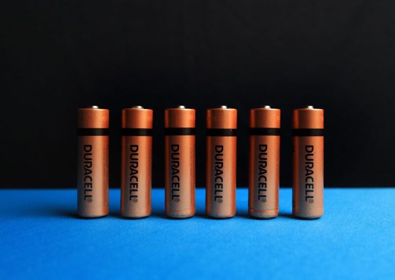 Een moderne thuisbatterij die energie opslaat voor huishoudelijk gebruik, geplaatst in een woning.